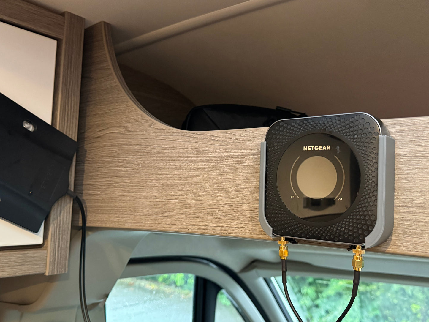 Router in Halkterung mit Antenne