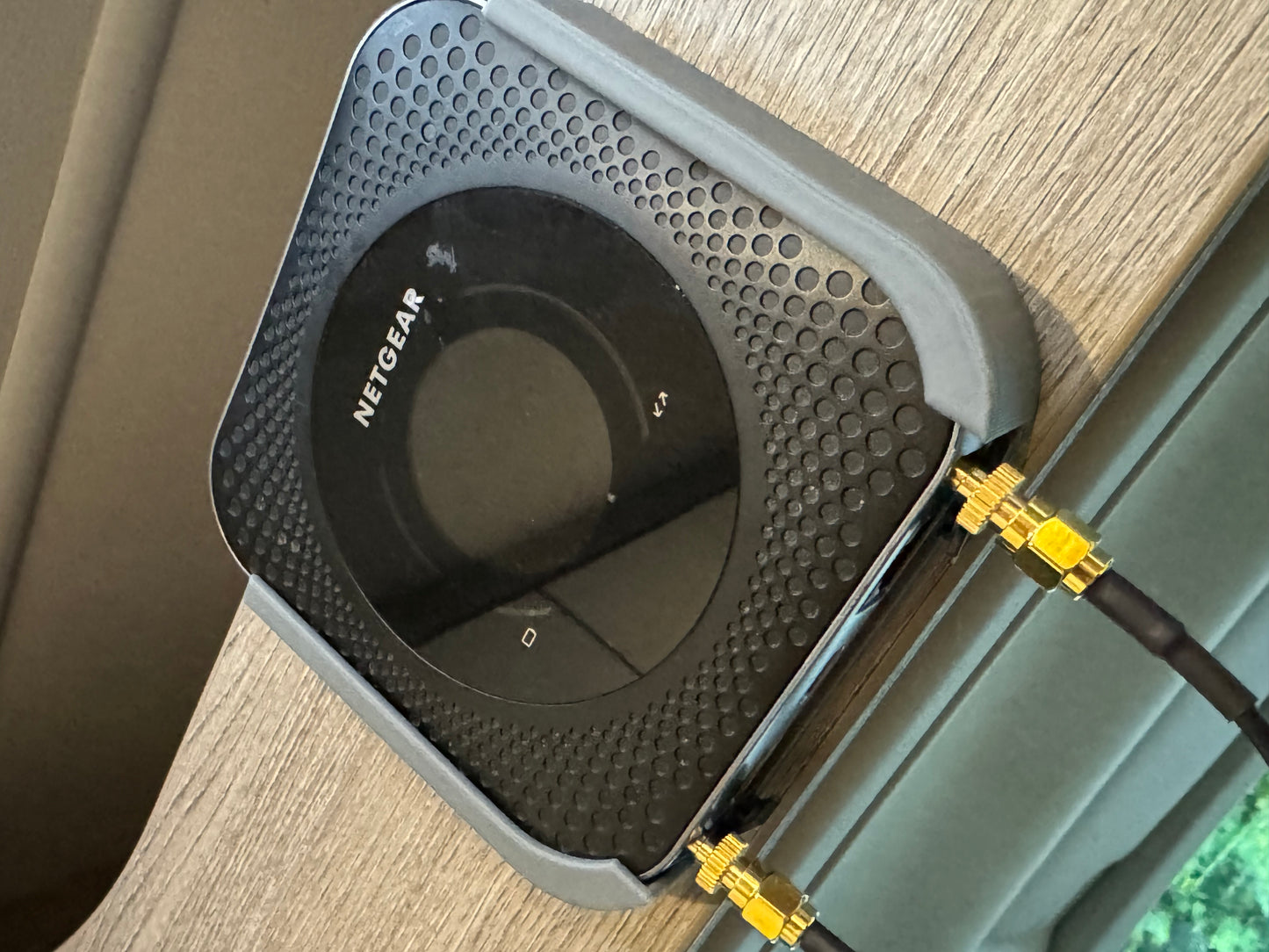 Router Halterung für Netgear Nighthawk M1/M2 (MR1100/MR2100) zum Einhängen Camper Van Wohnmobil Wohnwagen LTE 4G WLAN