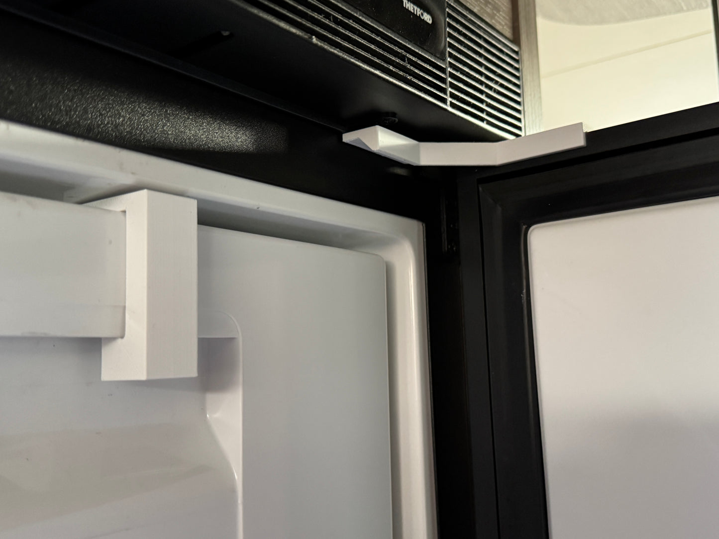 Halter für Gefrierschrank und Kühlschranktür - Belüften und Abtauen (passend für Thetford T1090)|3dPrints4Vans