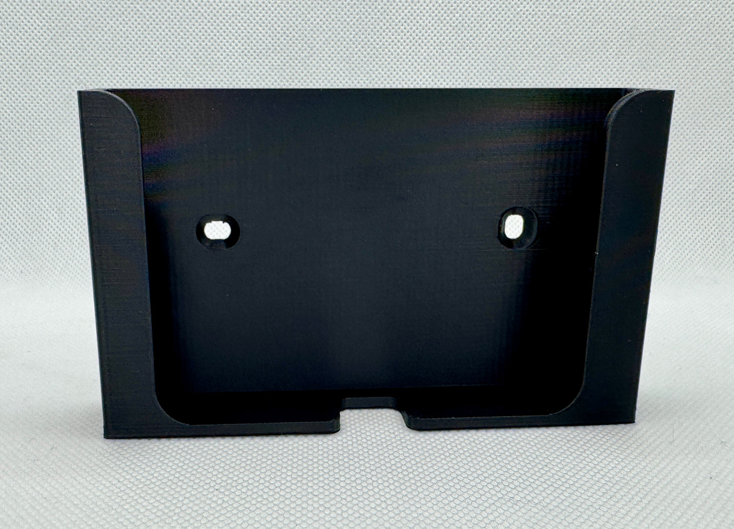 Router Halter in schwarz in der Ansicht von vorne. Der Routerhalter ist stabil und hat Langlöcher zum optimalen gerade Anschrauben.