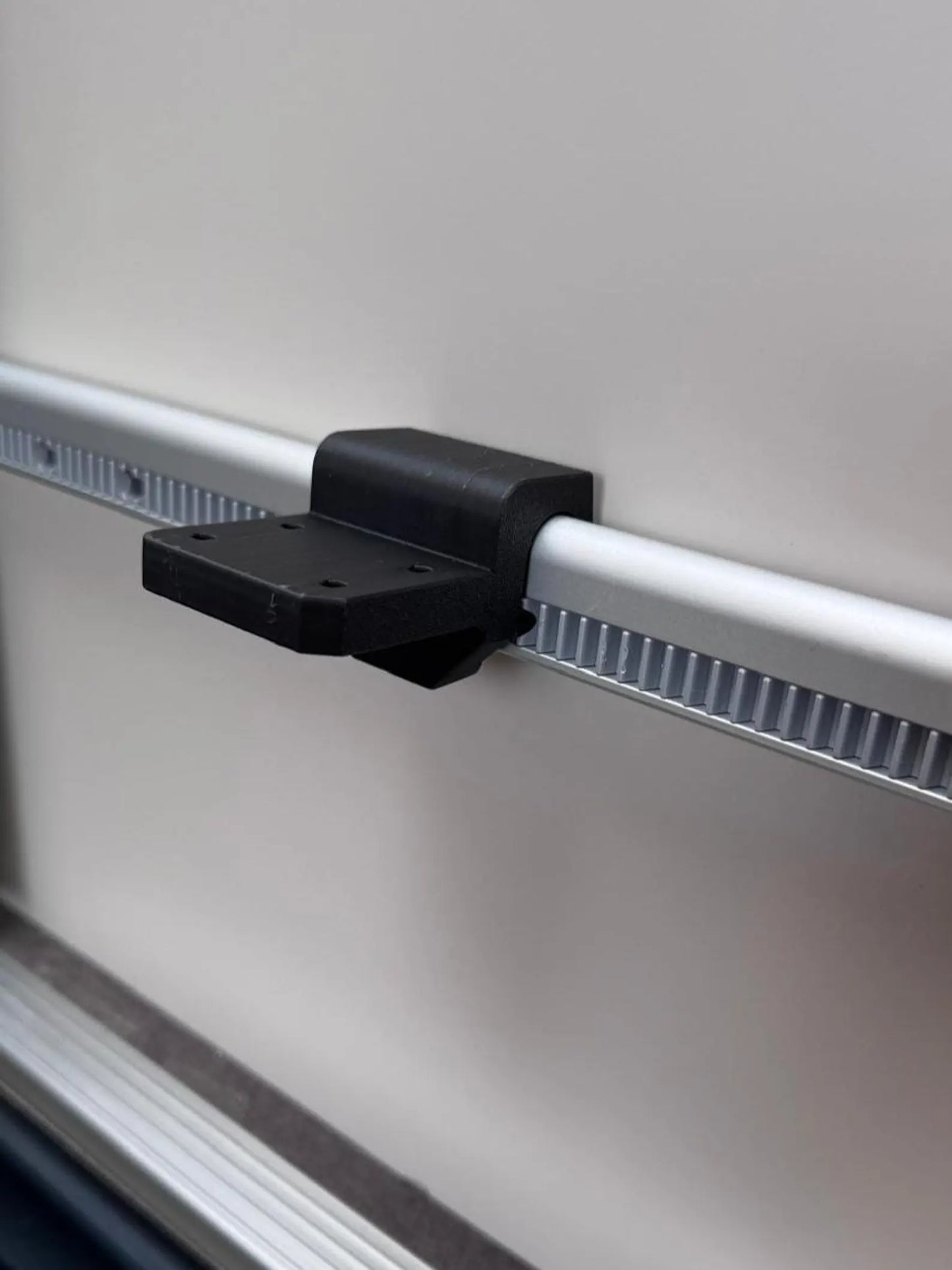 Quick-Clip holder for the dinette table in the camper van