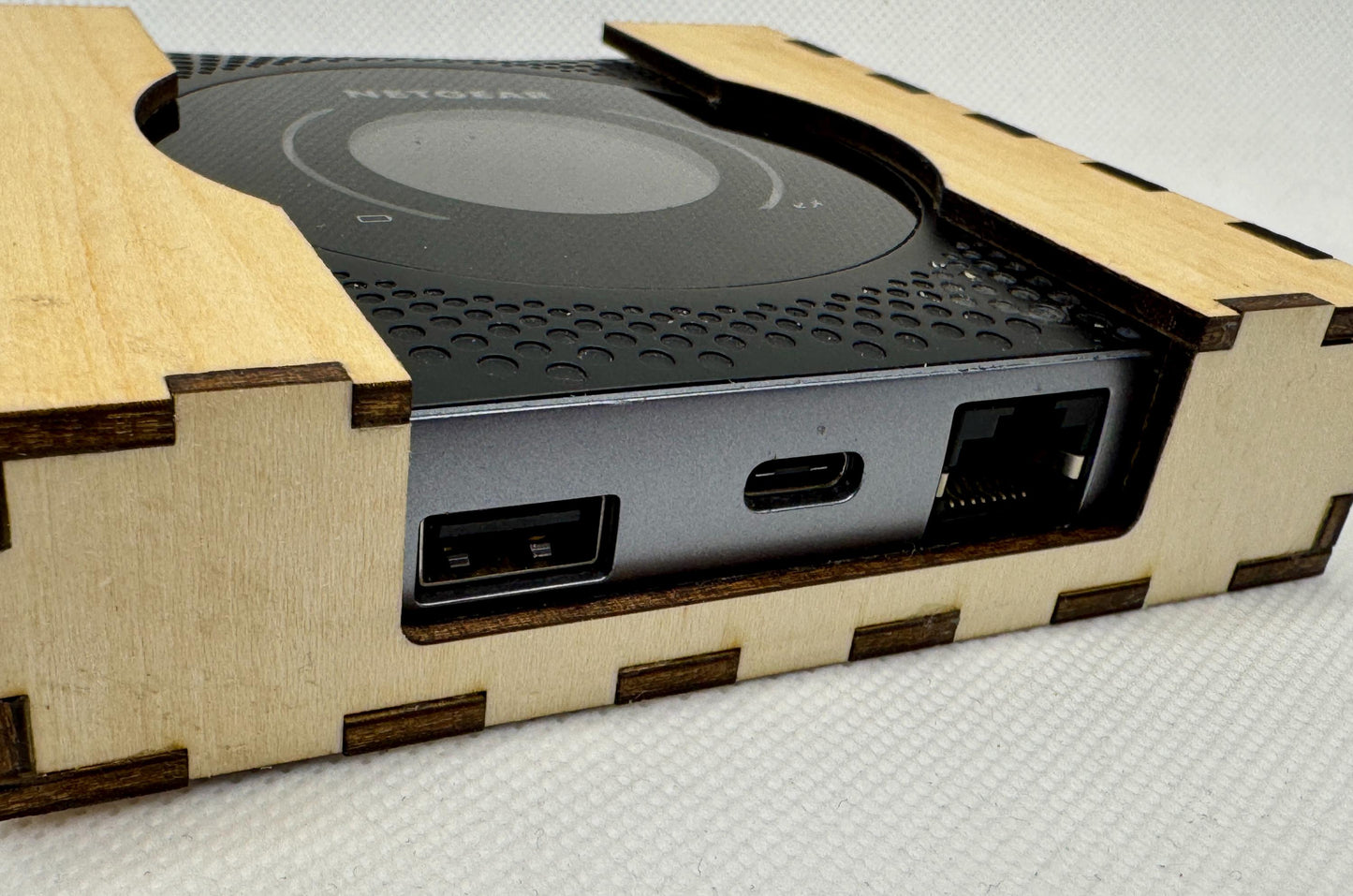 Holz-Router Halterung für Netgear Nighthawk M1/M2 (MR110/MR2100) zum Schrauben/Kleben Camper Van Wohnmobil Wohnwagen Caravan LTE 4G WLAN|3dPrints4Vans