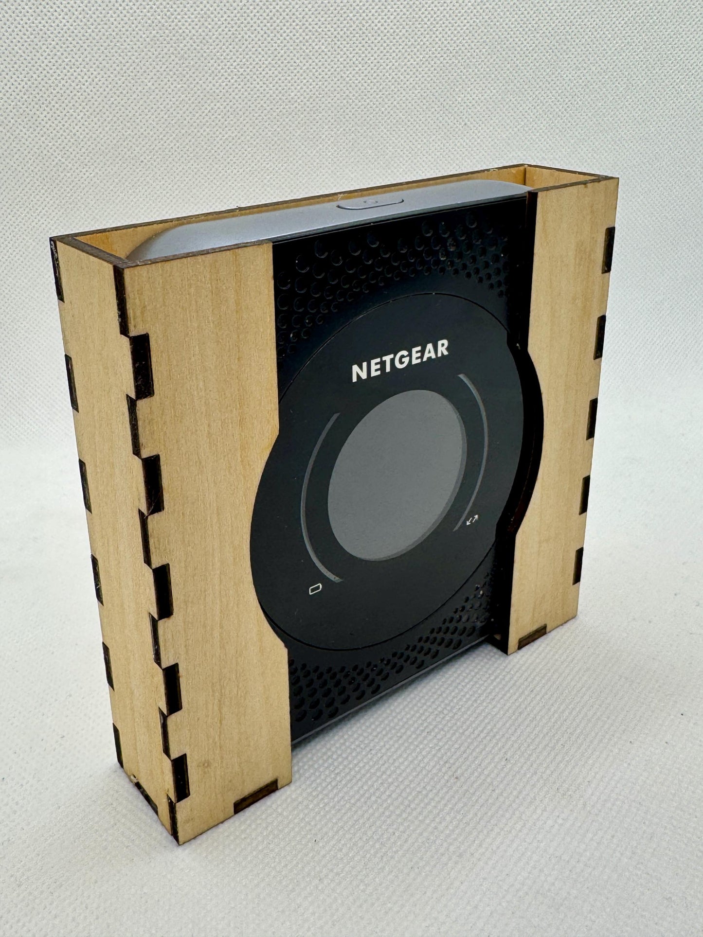 Holz-Router Halterung für Netgear Nighthawk M1/M2 (MR110/MR2100) zum Schrauben/Kleben Camper Van Wohnmobil Wohnwagen Caravan LTE 4G WLAN|3dPrints4Vans