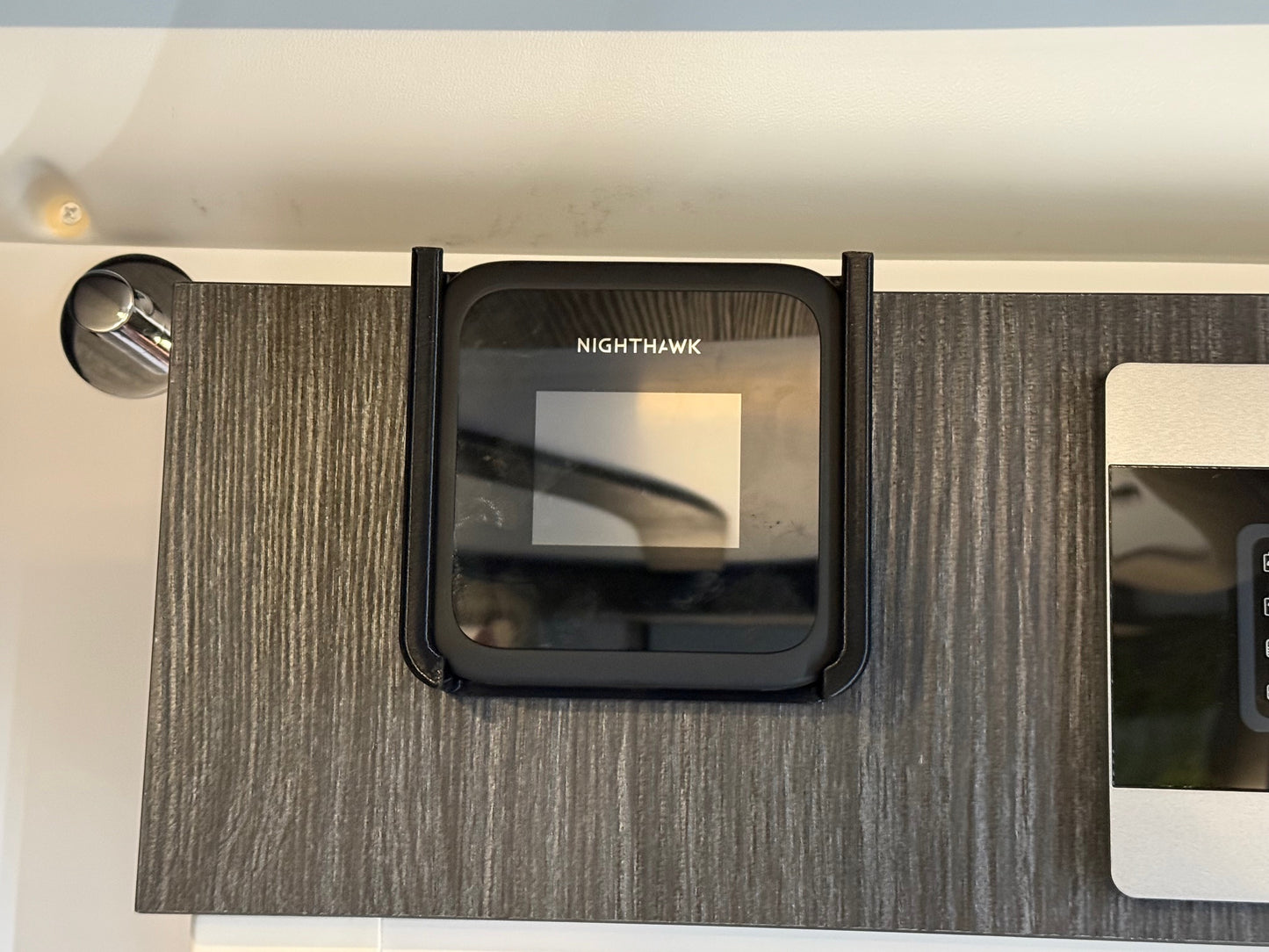 Router-Halterung für Netgear Nighthawk M6 (MR6150/MR6450/MR6500/MR6550) zum Einhängen Camper Van Wohnmobil Wohnwagen LTE für 5G und WLAN|3dPrints4Vans