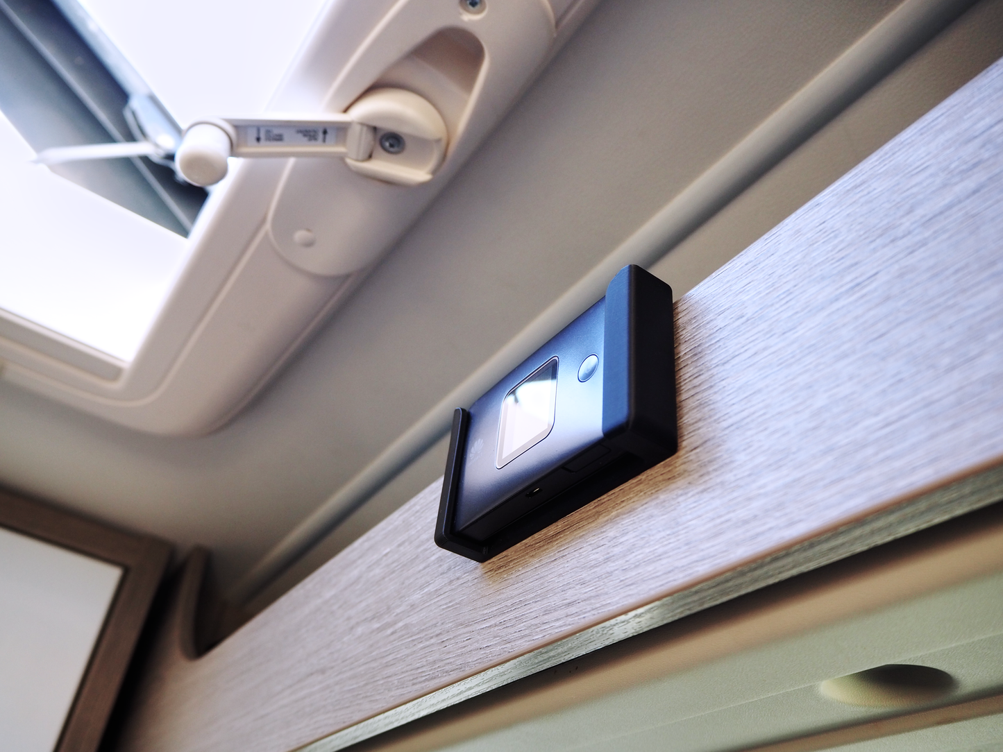 Router Halterung für Huawei E5785 zum Einhängen – ohne Bohren, LTE WLAN Router Halter für Wohnmobil, Camper, Van