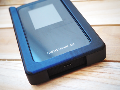 Router Halterung für Netgear Nighthawk M7 (MH7110, MH7150) – Wohnmobil & Camper Befestigung zum Kleben oder Schrauben