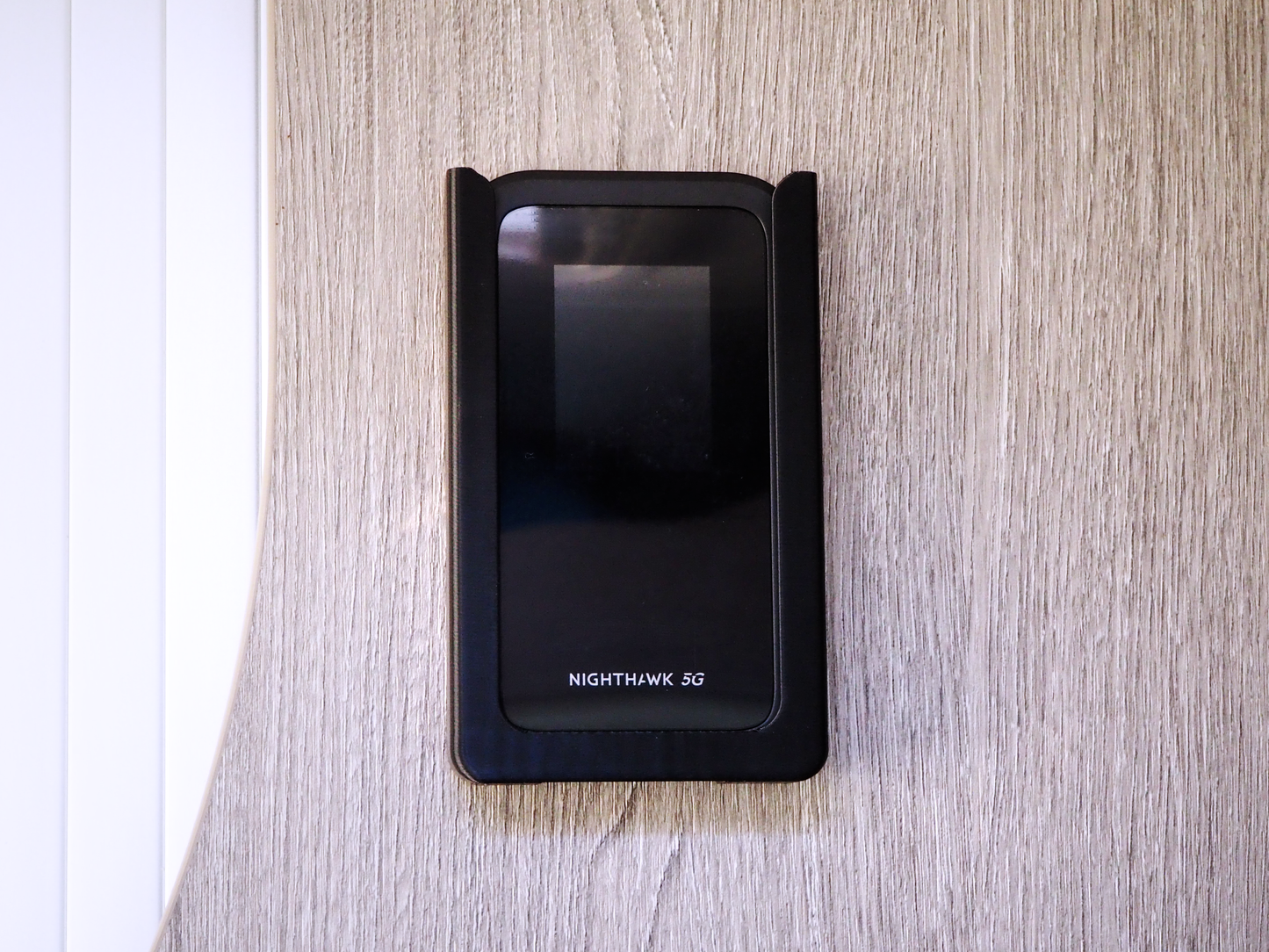 Router Halterung für Netgear Nighthawk M7 (MH7110, MH7150) – Wohnmobil & Camper Befestigung zum Kleben oder Schrauben