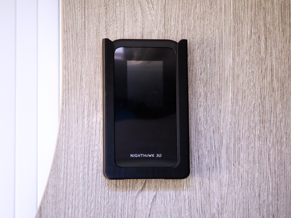 Router Halterung für Netgear Nighthawk M7 (MH7110, MH7150) – Wohnmobil & Camper Befestigung zum Kleben oder Schrauben