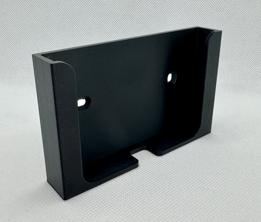 Router Halter in schwarz in Schrägansicht. Der Routerhalter ist stabil und halt Langlöcher zum optimalen gerade Anschrauben.