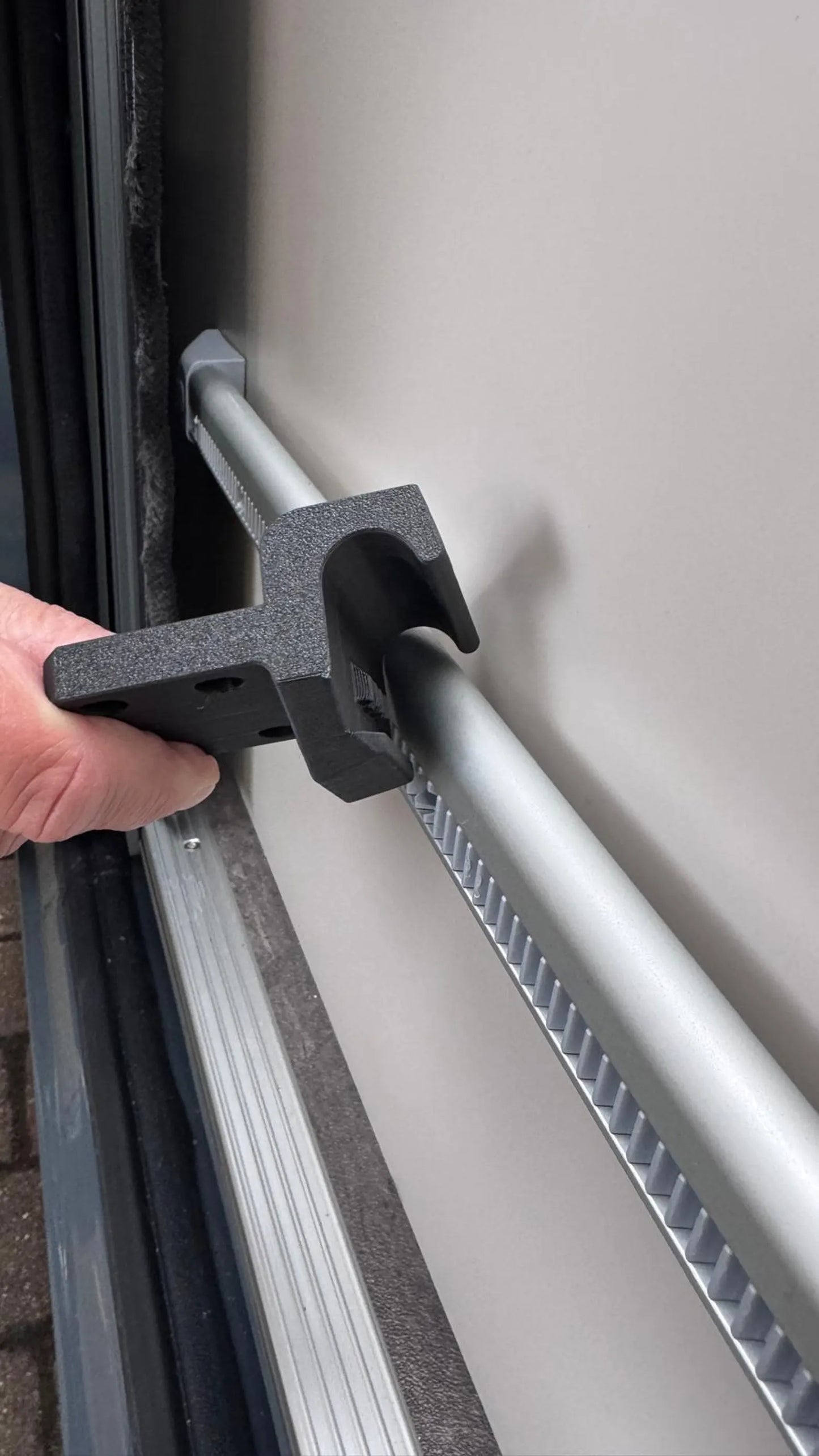 Quick-Clip holder for the dinette table in the camper van