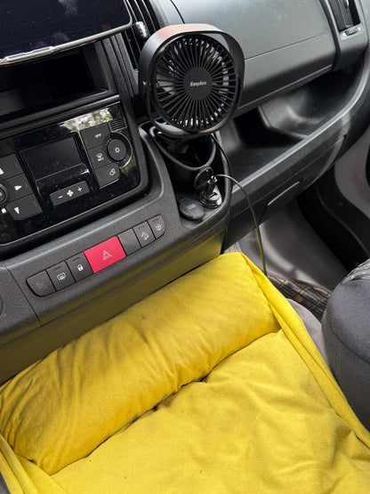 Halterung mit Lüfter passend in den Getränkehalter Fiat Ducato - Hund Kühlung|3dPrints4Vans