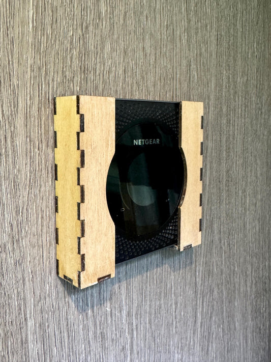 Holz-Router Halterung für Netgear Nighthawk M1/M2 (MR110/MR2100) zum Schrauben/Kleben Camper Van Wohnmobil Wohnwagen Caravan LTE 4G WLAN|3dPrints4Vans