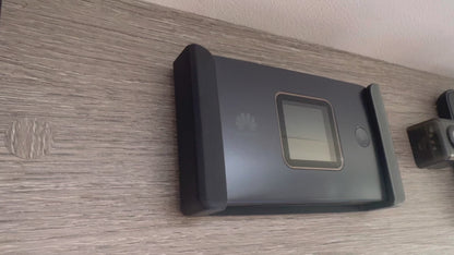 Router Halterung für Huawei E5785 – LTE WLAN Router Halter zum Kleben oder Schrauben, Wohnmobil, Camper, Van Befestigung