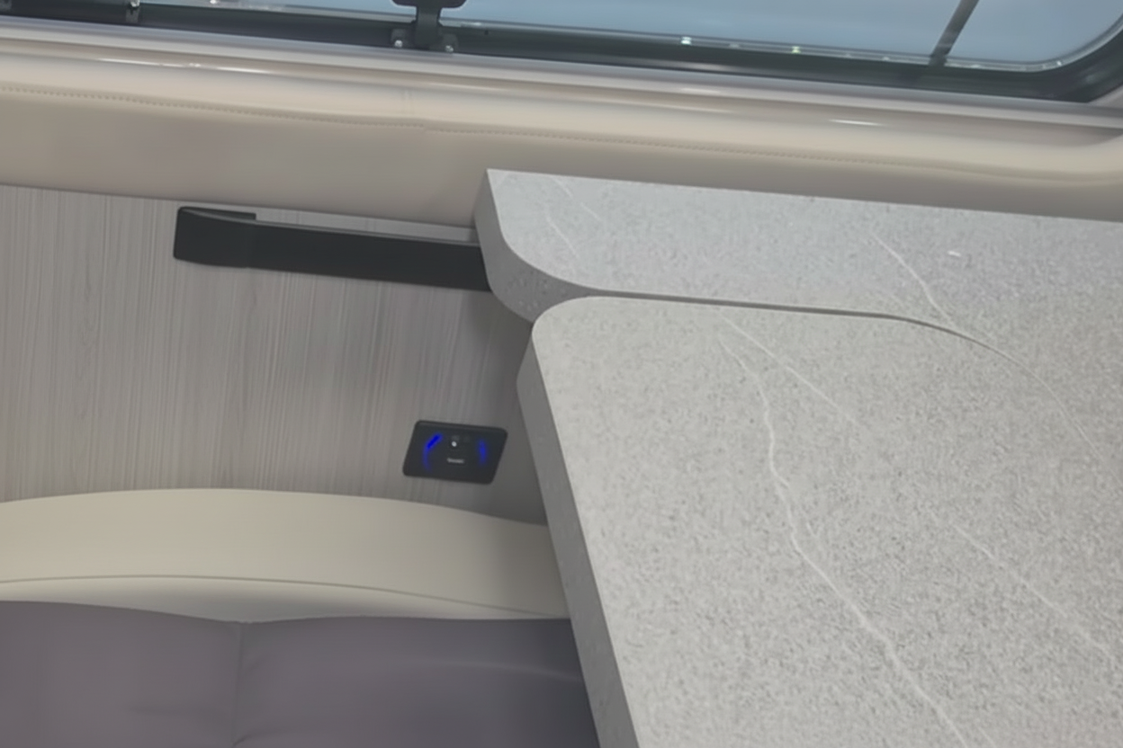 Tisch mit Schiene im Roller Team Livingstone 